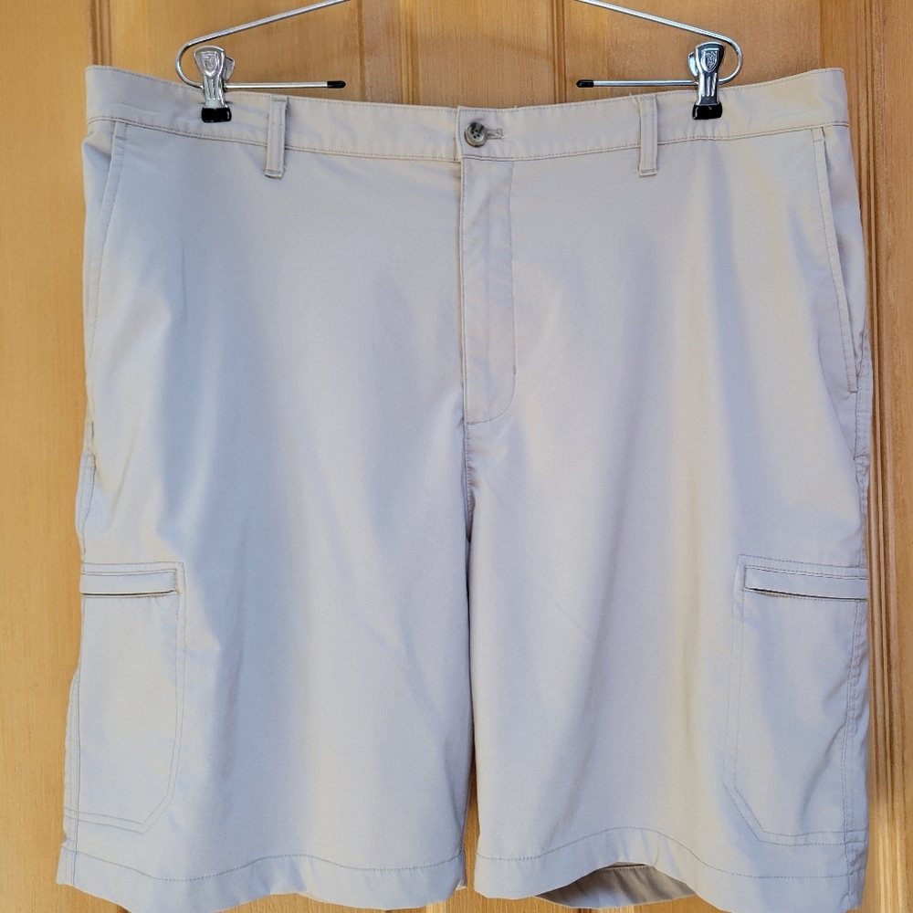 Mens Chaps Golf 6 pocket tan cooling shorts. Size 42